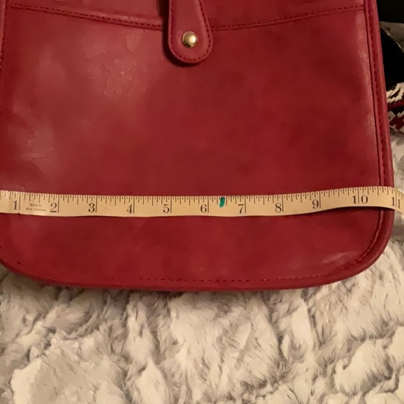 Leather purse adjustable strap can be worn cross body or not. - Picture 5 of 6